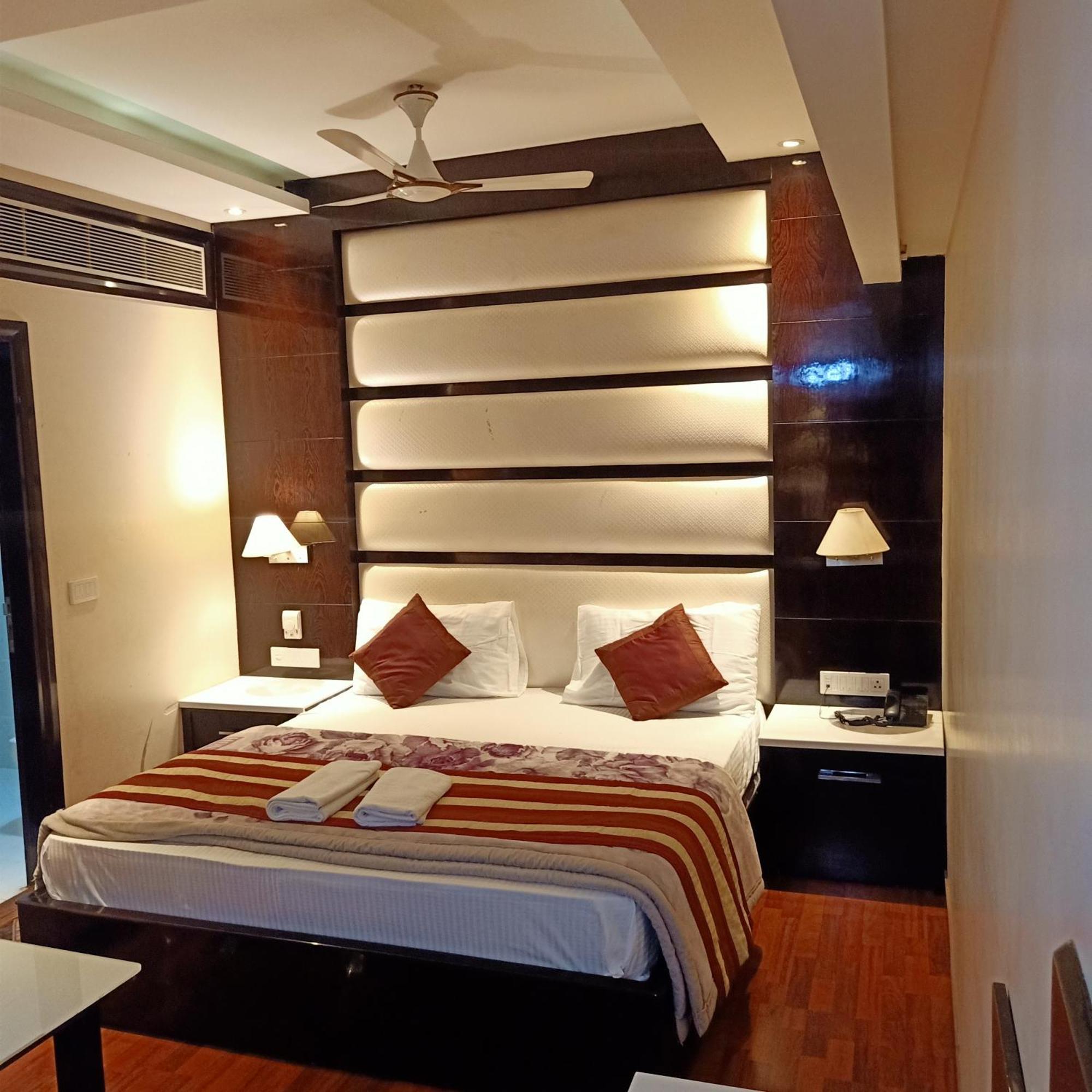 Hotel Geet Deluxe New Delhi Exterior photo