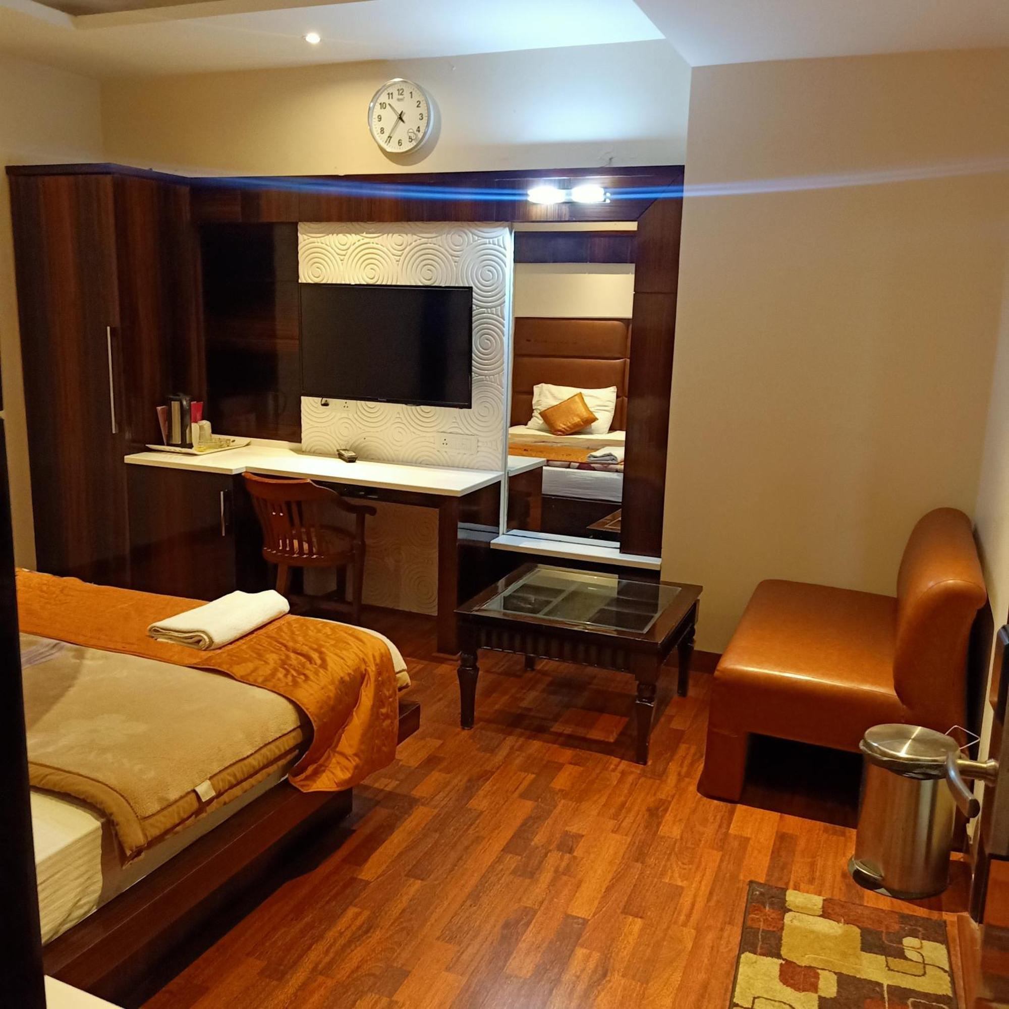 Hotel Geet Deluxe New Delhi Exterior photo