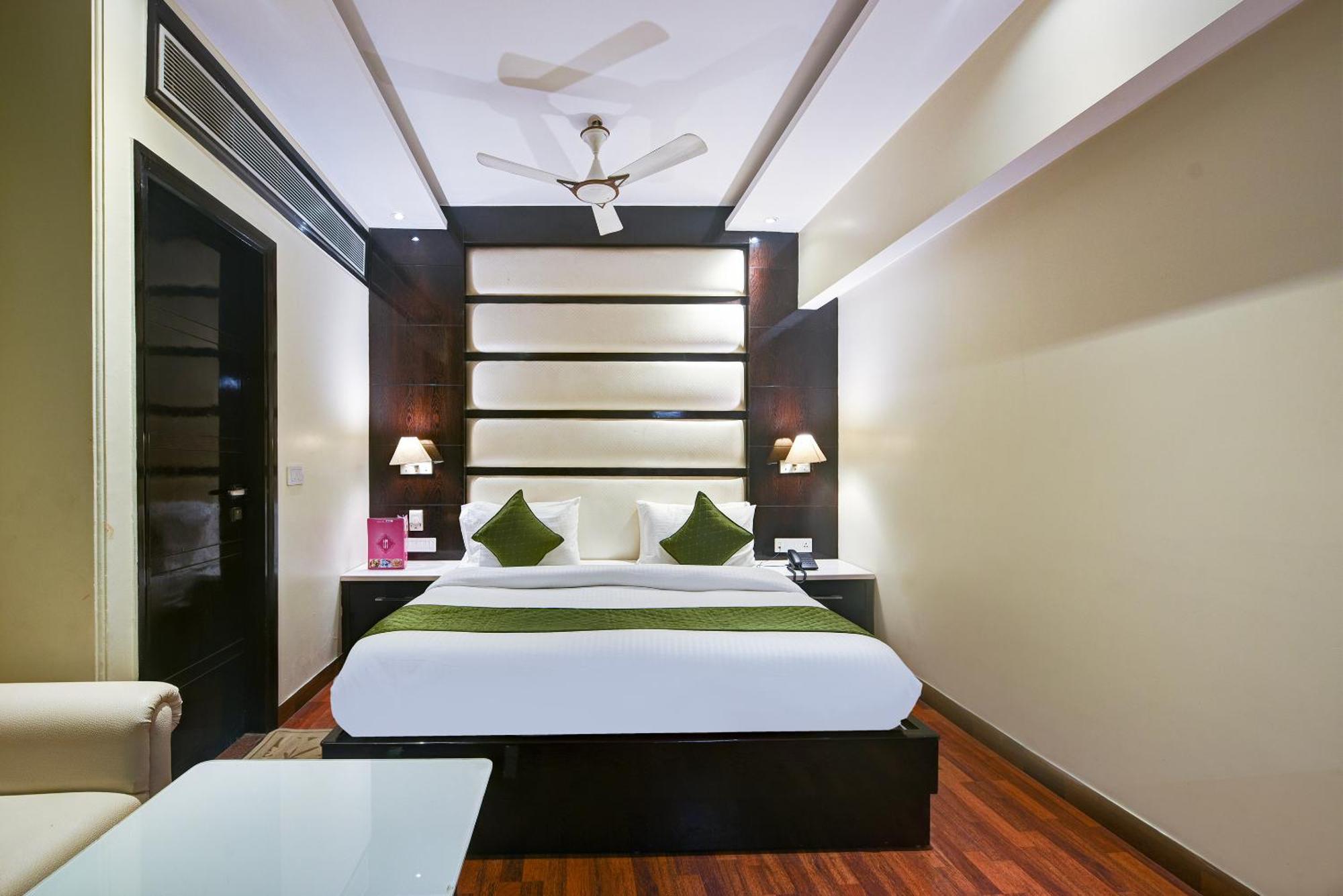 Hotel Geet Deluxe New Delhi Exterior photo