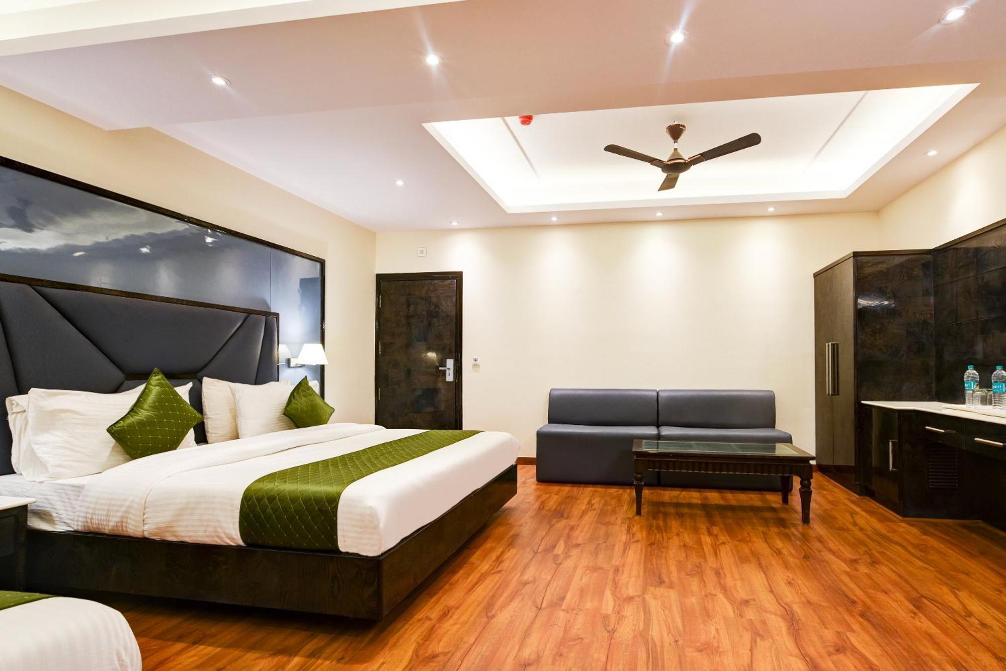 Hotel Geet Deluxe New Delhi Exterior photo