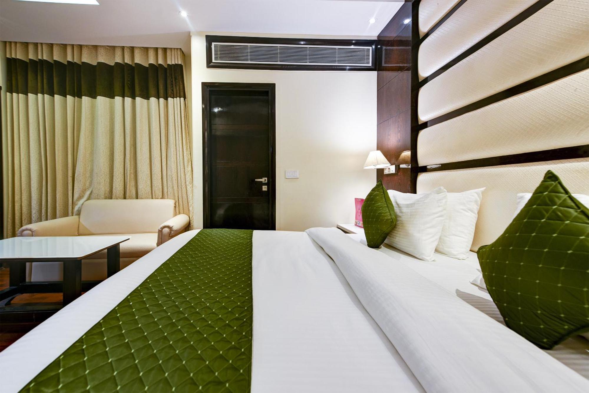 Hotel Geet Deluxe New Delhi Exterior photo